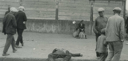 Leichnam auf einem Bordstein in Charkiw (1933)