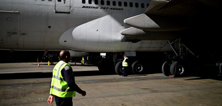 Tausende Jobs in Gefahr: Jet der australischen Fluggesellschaft ...