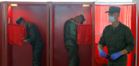 Wahlhelfer in einem Abstimmungslokal in Minsk am Sonntag