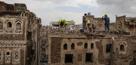 Ein in Sanaa durch die schweren Regenfälle zerstörtes Haus wird ...
