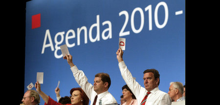 Berlin, 1. Juni 2003: Bundeskanzler Schröder (r.) und sein Gener...
