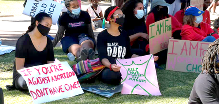 Teilnehmerinnen einer Demonstration der namibischen Pro-Choice-B...