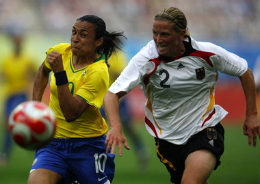 Marta (links), verbissen Hegemonie herstellend, auf dem Weg zu i...
