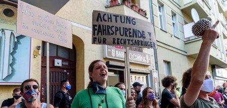 Protest gegen das Sommerfest der Berliner AfD in einem privaten ...