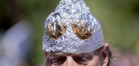 Kreuz- und Querdenker aller Länder, vereinigt euch! Unterm Aluhu...