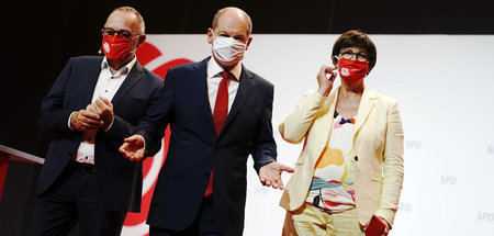 Bevorzugt die weiße statt der roten Maske: Olaf Scholz am Montag...