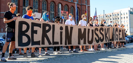 »Berlin muss klagen« fordern Aktivisten der »Seebrücke« am Diens...