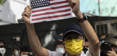 Da weiß man, wo die Reise hingehen soll: Ein Demonstrant am 4. J...