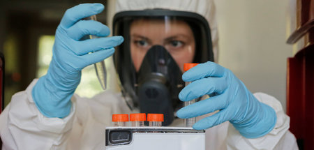 Eine Wissenschaftlerin im Labor des Gamaleja-Institut für Epidem...