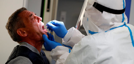 Reiserückkehrer aus der Ukraine bei einem freiwilligen Test auf ...