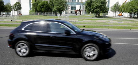 Vorsicht beim Überqueren der Straße: Ein Porsche Macan rauscht a...