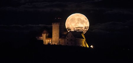 Hienieden ist’s so fad – weshalb nicht mal zum Mond fahren? Nach... Hienieden ist’s so fad – weshalb nicht mal zum Mond fahren? Nach...