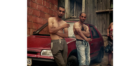 Pavel und sein Freund vor ihrem Haus in Stara L’ubovna