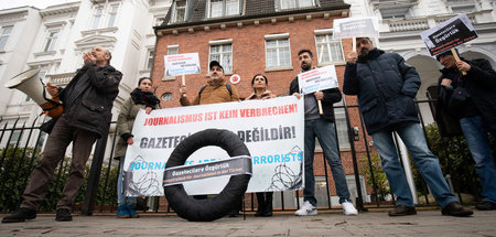 Journalisten aus der Türkei fordern vor dem Türkischen Konsulat ... Journalisten aus der Türkei fordern vor dem Türkischen Konsulat ...
