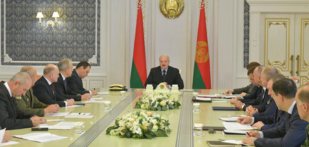 Der Staatschef von Belarus, Alexander Lukaschenko (M.), bei eine...