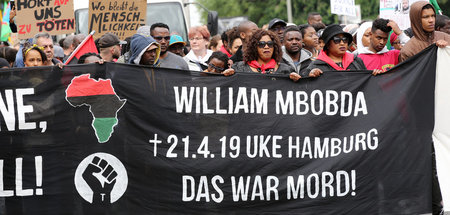 »Das war Mord!«: Demonstration nach dem Tod des Psychiatriepatie... »Das war Mord!«: Demonstration nach dem Tod des Psychiatriepatie...