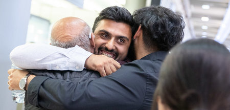 Adil Demirci umarmt bei der Rückkehr am Flughafen seinen Vater u...