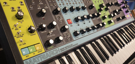 Ein Synthesizer allein macht noch keine 80er-Popperle, wie der S... Ein Synthesizer allein macht noch keine 80er-Popperle, wie der S...