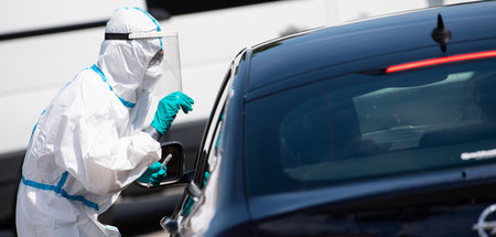 Untersuchung von Autofahrern am Freitag an einem Corona-Testzent...
