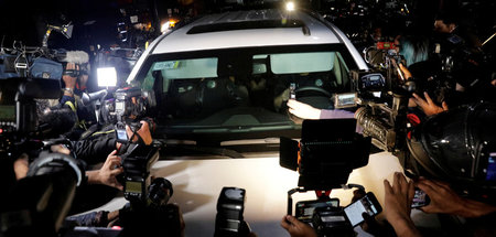 Reporter umringen ein Auto, in dem sie den gerade von Spanien au...