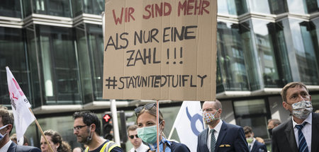 Piloten, Kabinen- und Bodenpersonal protestieren gegen das angek... Piloten, Kabinen- und Bodenpersonal protestieren gegen das angek...
