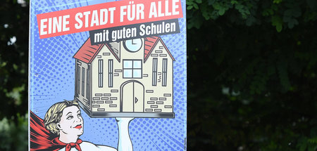 Wahlplakat der Partei Die Linke in Duisburg Anfang August Wahlplakat der Partei Die Linke in Duisburg Anfang August