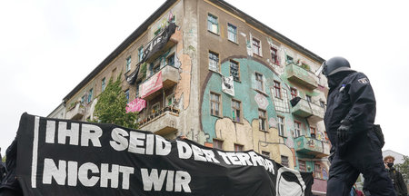 Transparent an der Rigaer Straße/Ecke Liebigstraße in Berlin-Fri...