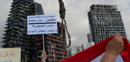 Protestierende in Beirut würden die libanesische Regierung am li...