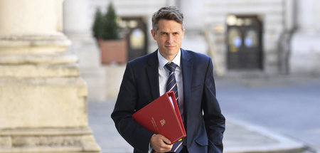 Die Noten vergibt der Computer: Gavin Williamson vor einer Kabin