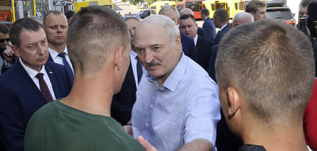 Alexander Lukaschenko bei seinem Besuch des staatlichen Fahrzeug