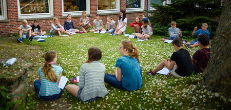 An der frischen Luft, ohne Maske: Schülerinnen und Schüler einer...