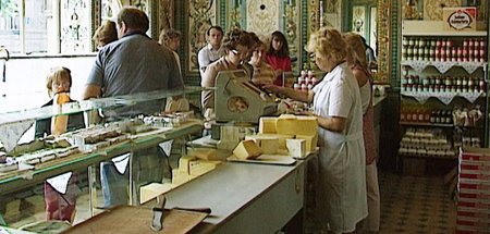 Roadtrip durch den wilden Osten: Käsetheke in Dresden im Mai 199...