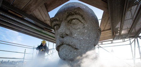 Reinigungsarbeiten am Kopf des 34,3 Meter hohen Bismarck-Denkmal...