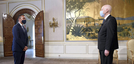 Tunesiens Präsident Kaïs Saïed (r.) trifft mit dem italienischen...
