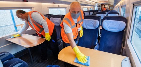 Zusatzstress während der Coronapandemie: Bahn-Mitarbeiter bei de...