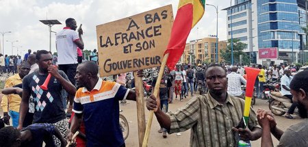 »Nieder mit Frankreich und seinem Gouverneur«: Demonstranten in ...