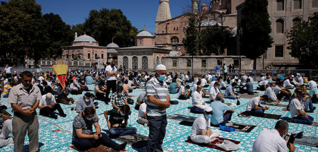 Gläubige nehmen am Freitagsgebet außerhalb der Hagia Sophia in I...