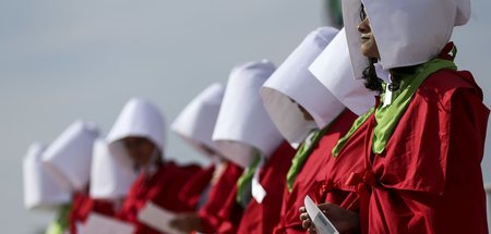 Frauenrechtlerinnen in von der TV-Serie »Handmaid’s Tale« inspir...