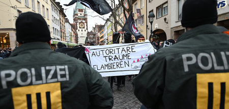 Wäre auch ein prima Songtitel: Poetisches Banner bei einer Demo ...