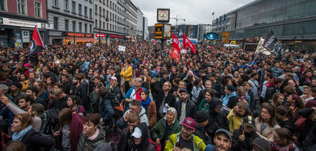 Antifaschistische Demonstration auf dem Neuköllner Hermannplatz ...