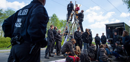 Standhaft bleiben: Sitzblockade an der Zufahrt des Rüstungskonze...