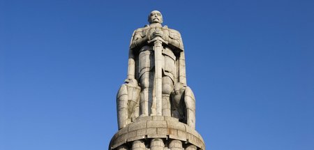 Erhebt sich fast 35 Meter über die Hansestadt: die Statue Bismar...