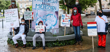 Pflegekräfte nehmen an der 24-Stunden-Mahnwache »Walk of Care« a...