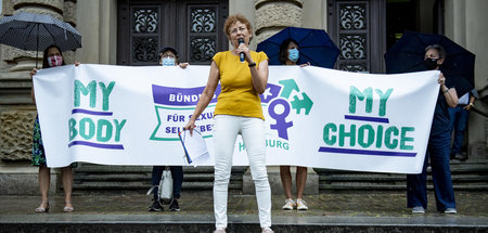 Kristina Hänel am Freitag in Hamburg auf einer Kundgebung vor de...