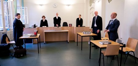 Kleine Runde: Der Anwalt von Andreas Kalbitz (links) und die Ver...