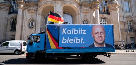 Das sah das Gericht anders: Kalbitz-Unterstützer am Freitag vor ...
