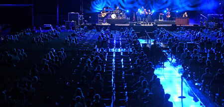 Nur noch kurz die Livemusik retten: Tim Bendzko und Band in der ...