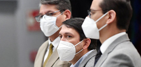 De-Facto-Justizminister Guido Melgar (M.) erläutert auf einer Pr...