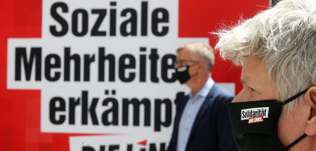 Dietmar Bartsch (im Hintergrund) und Katina Schubert bei einer P...