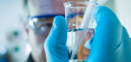 Abwasserproben werden in vielen europäischen Ländern auf das Cor...